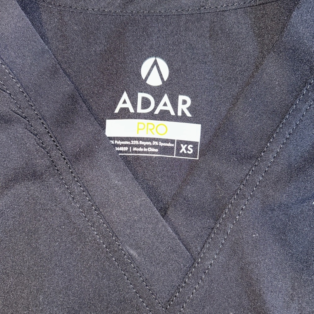 Adar Pro Women's Black V-Neck Short Sleeve Tailored Fit Scrub Top NEW Size XS - Picture 2 of 9